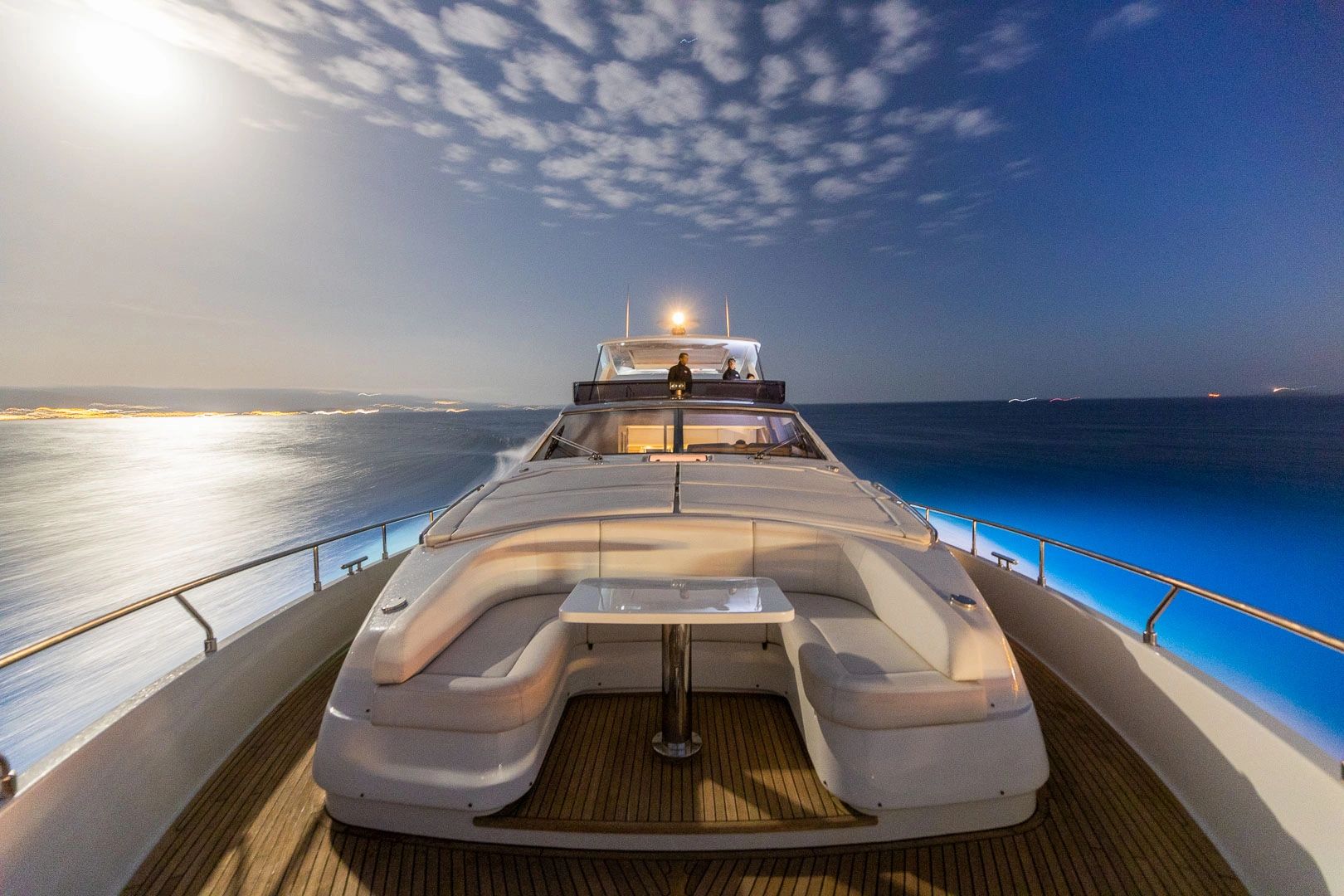 Ferretti 800 vue du pont avant avec bains de soleil et table