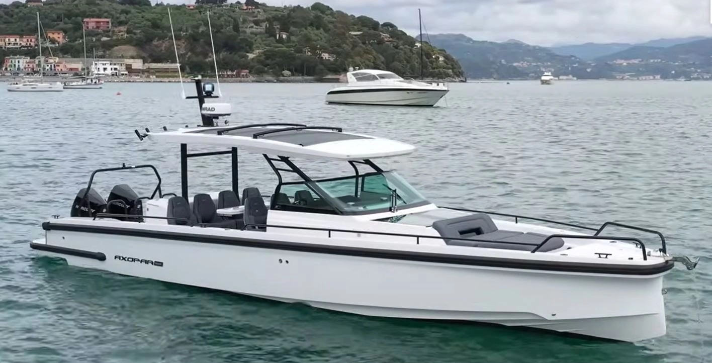 Axopar 37 Suntop modèle equivalent au modèle proposé (photo vue dans l'eau)